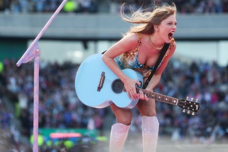 Miles de fans ven el concierto de Taylor Swift desde una colina