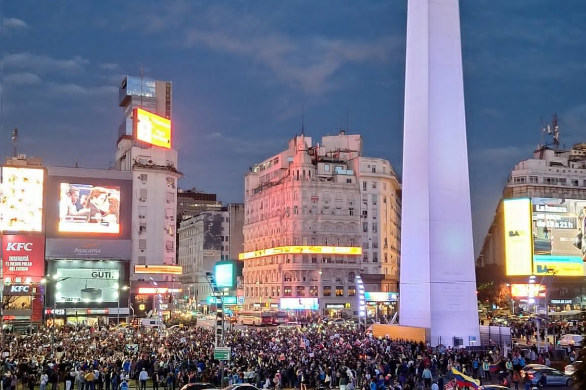 Argentinos protestan en el Obelisco contra la reelección de Nicolás Maduro