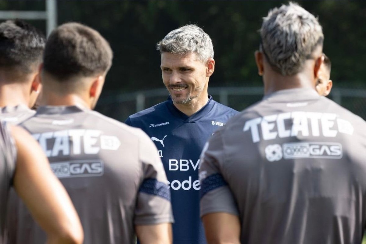 Fernando Ortiz dirigiendo entrenamiento de Rayados Foto: 'X'(Twitter) @OrtizTano