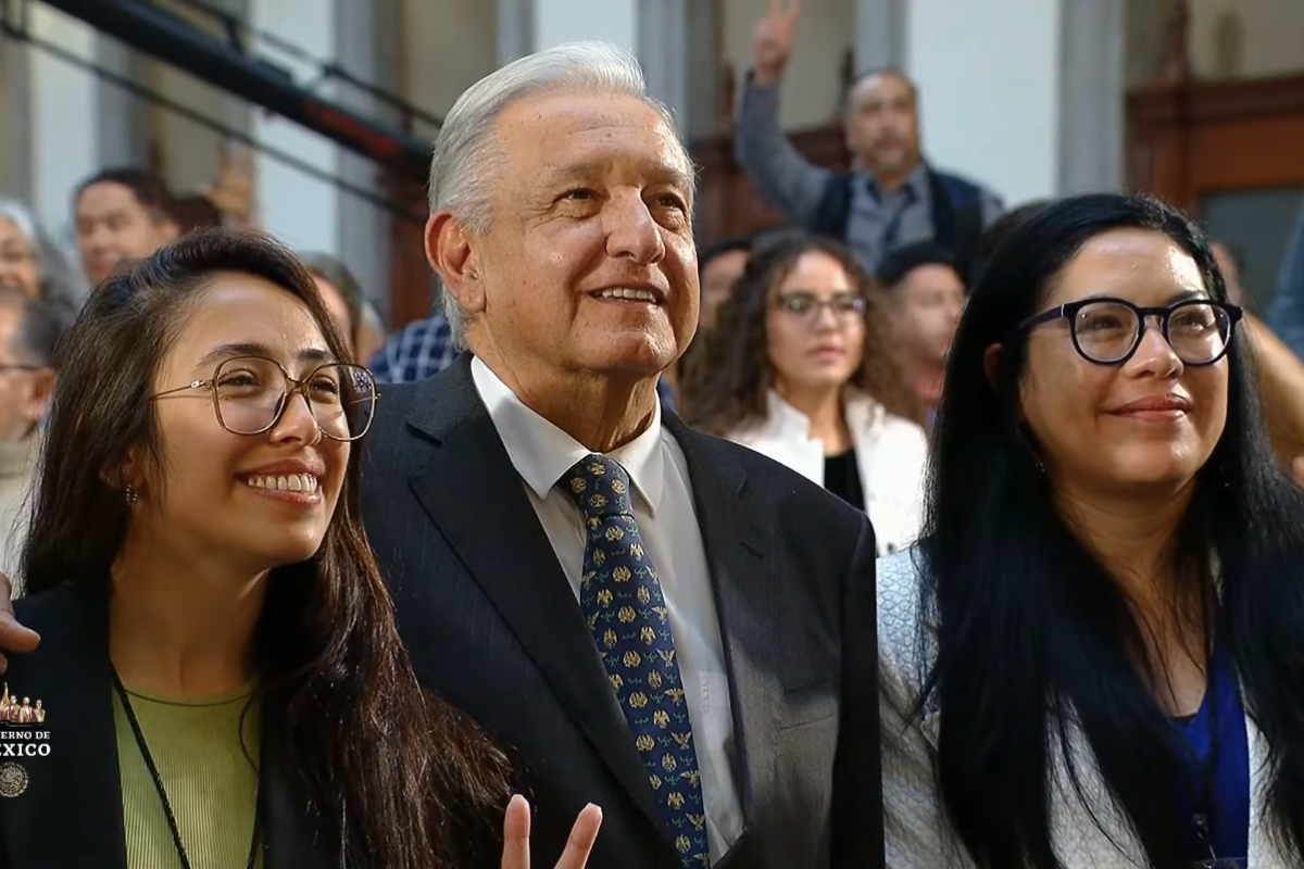 AMLO junto a Nancy Flores y Betania Vargas. Captura de pantalla / YouTube