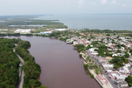 Agua de río en Tabasco se tiñe de color rosa | FOTOS