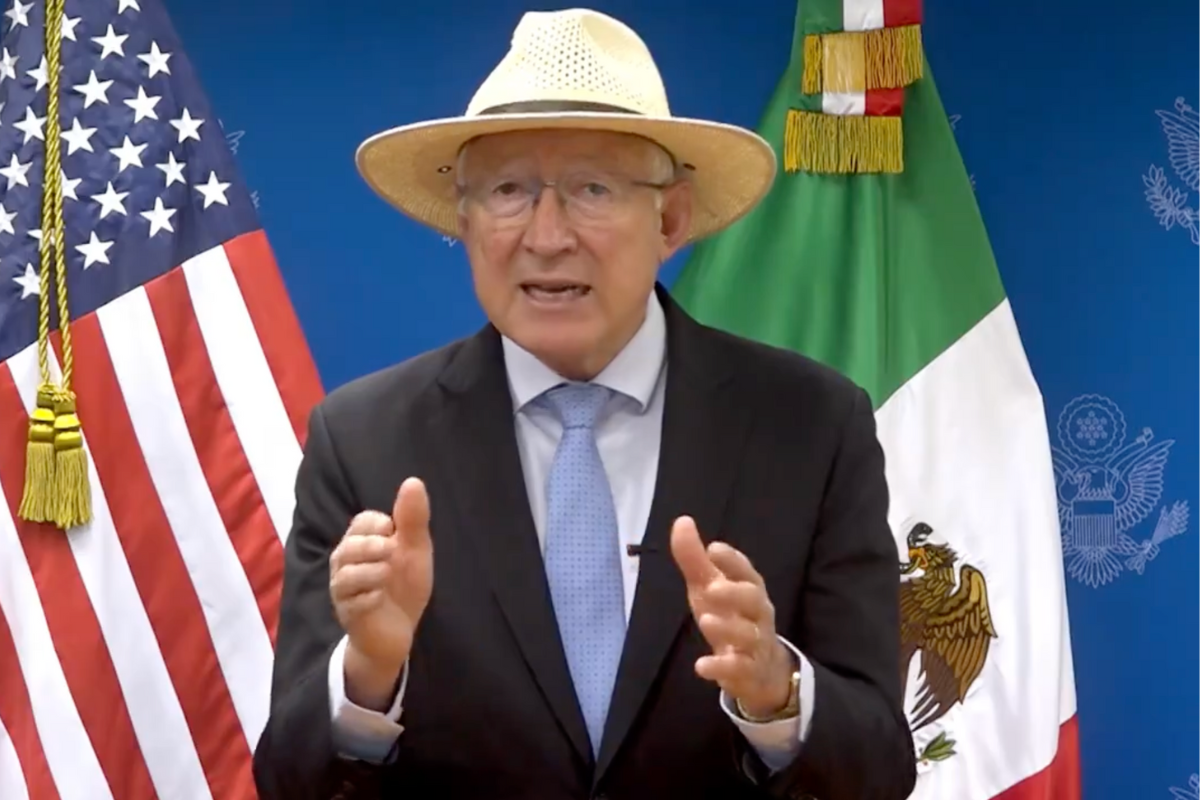 Ken Salazar frente a las banderas de Estados Unidos y México. Captura de pantalla / X (@USAmbMex)