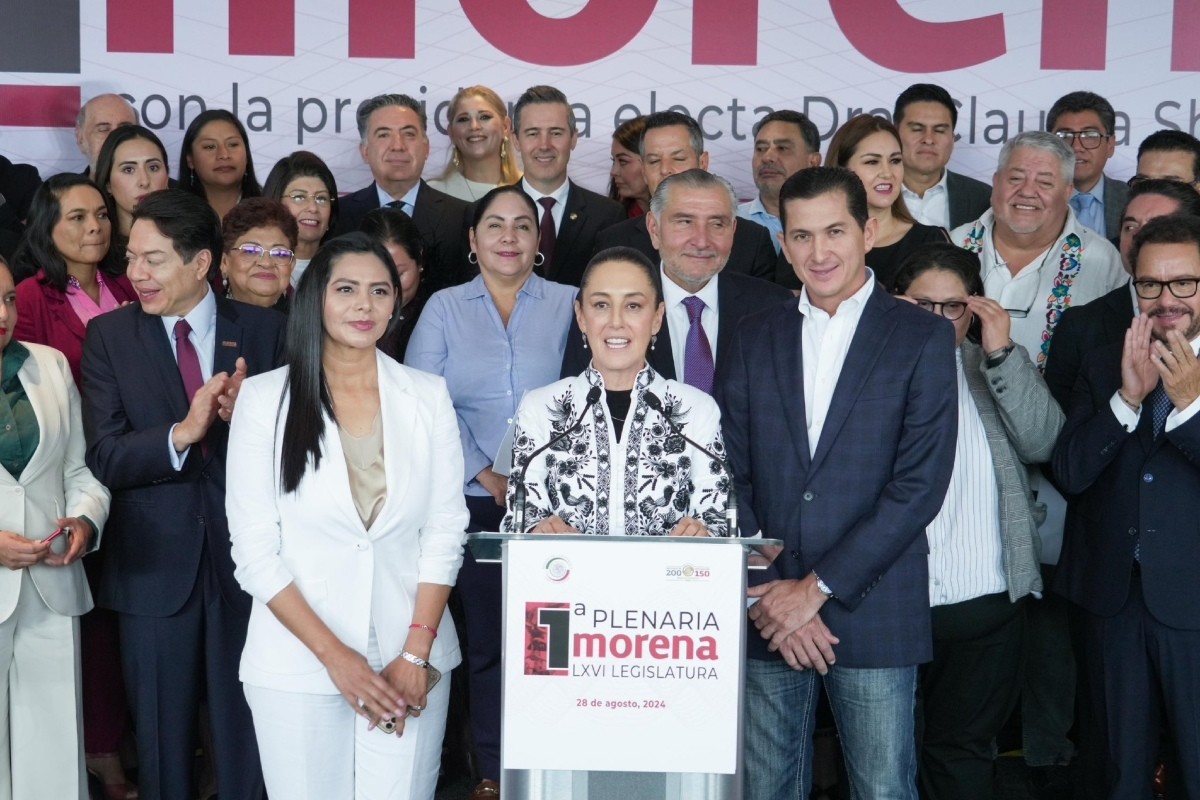 Claudia Sheinbaum junto a senadores de Morena Foto: 'X'(Twitter) @Claudiashein