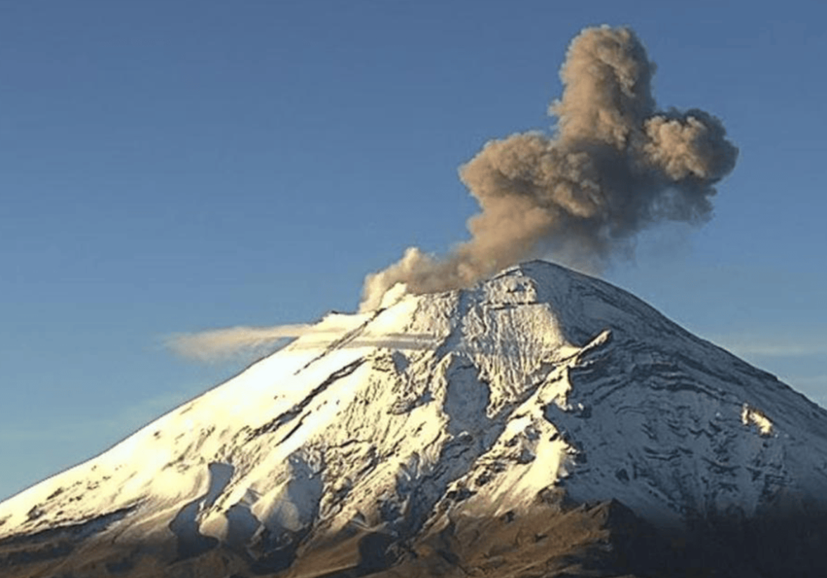 El Popocatépetl ha presentado intensa actividad con 96 exhalaciones y un sismo. Autoridades advierten sobre la posible caída de ceniza en varios estados cercanos. Foto: Archivo