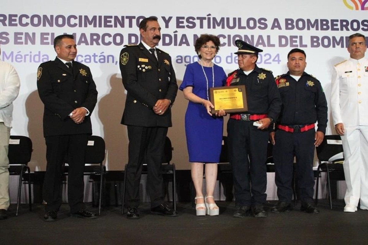 Entrega de reconocimientos y estímulos a bomberos y paramédicos de la Secretaría de Seguridad Pública Foto: 'X'(Twitter) @sspyuc