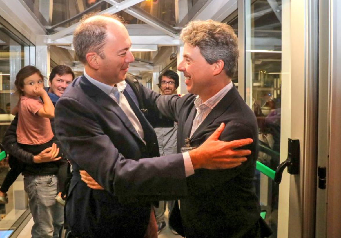 El personal diplomático, militar y administrativo de la Embajada Argentina en Venezuela, junto a sus familias, fue recibido por el vicecanciller Leopoldo Sahores en el aeropuerto de Ezeiza en Buenos Aires. Foto: Redes