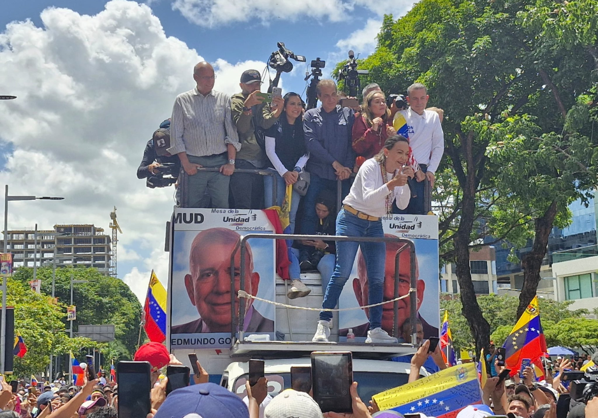 Las calles de Caracas y otras ciudades de Venezuela se llenaron de manifestantes este sábado, en rechazo a los resultados de las elecciones presidenciales que dieron la victoria a Nicolás Maduro, según el CNE. Foto: Redes