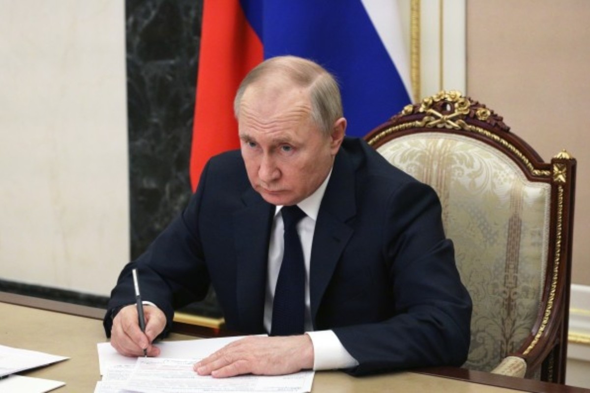 Vladimir Putin escribiendo comunicado Foto: 'X'(Twitter) @KremlinRussia_E