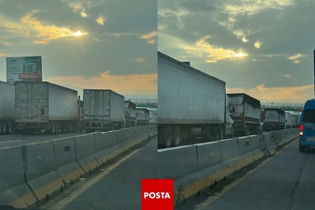 Persisten bloqueos en la autopista México-Puebla; cruza las 40 horas