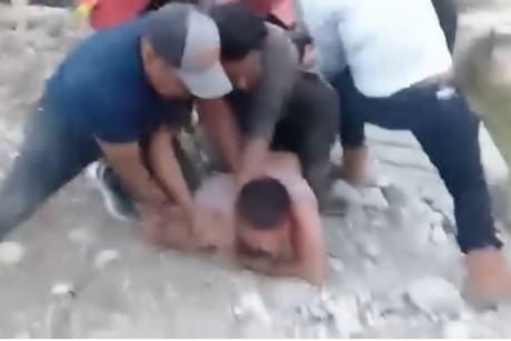 Turista es golpeado por manifestantes en Chiapas al intentar cruzar un bloqueo