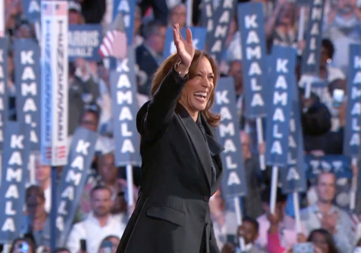 Kamala Harris toma el relevo de Joe Biden en la campaña, manteniendo la advertencia sobre las amenazas a la democracia, pero expandiendo el mensaje para incluir una defensa sólida de las libertades personales. Foto: Redes