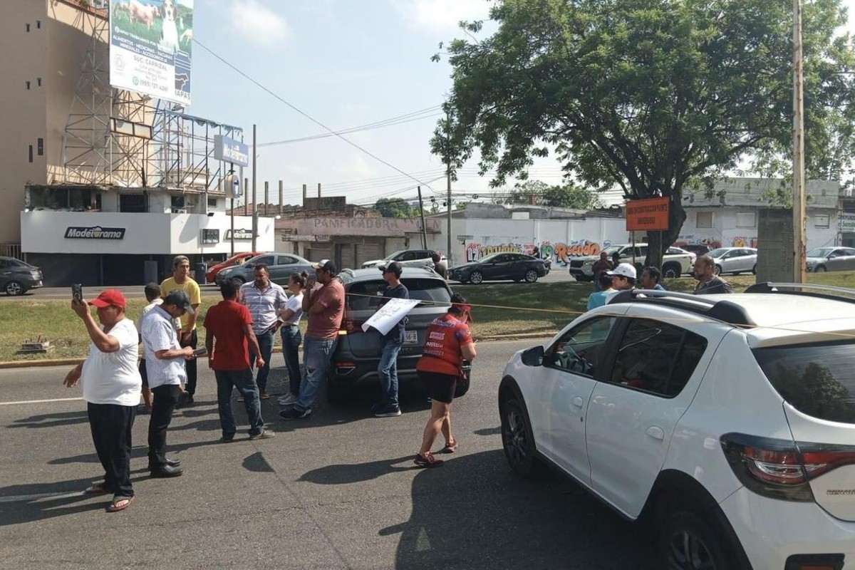 Los residentes bloquearon la avenida Adolfo Ruiz Cortines Foto: Especial