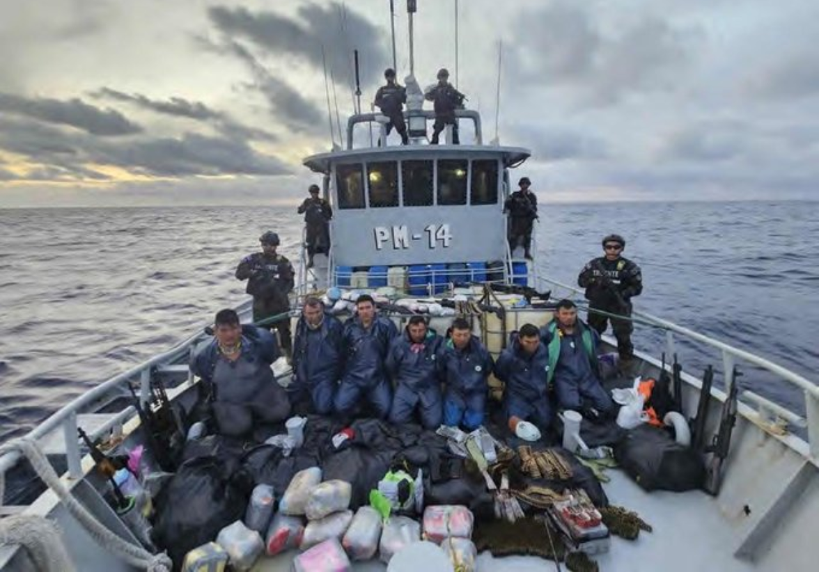 Autoridades de El Salvador confiscan un cargamento millonario de cocaína y armas en alta mar. Las embarcaciones ecuatorianas y mexicanas transportaban el alijo, que fue interceptado en el Pacífico. Foto: Redes