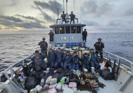 Decomisan toneladas de cocaína y arsenal en el Pacífico salvadoreño