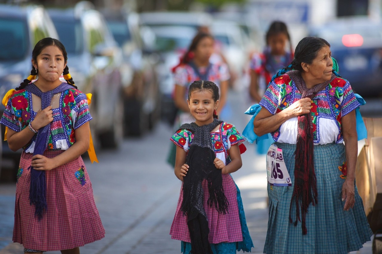 Dos mujeres y una niña participan en la carrera de la Tortilla. Foto: Sheila Gutiérrez