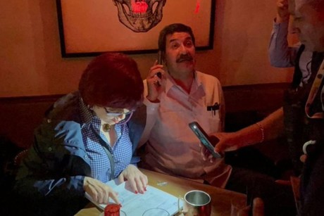 Detienen al exgobernador de Chihuahua, Javier Corral en el restaurante Gin Gin