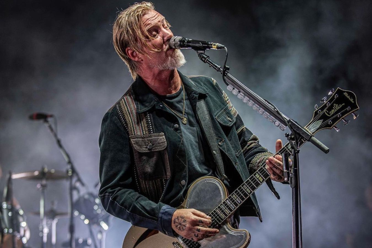 Josh Homme en concierto con Queens of the Stone Age. Foto: Instagram / (@queensofthestoneage)