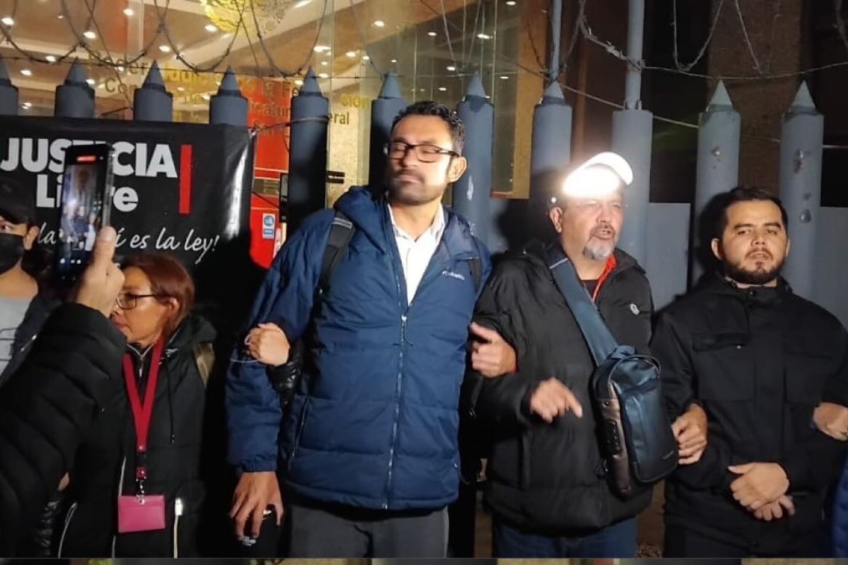 Trabajadores del Poder Judicial en su cierre del Consejo de la Judicatura Federal, en CDMX. Foto: X / (@alejandraloyag)