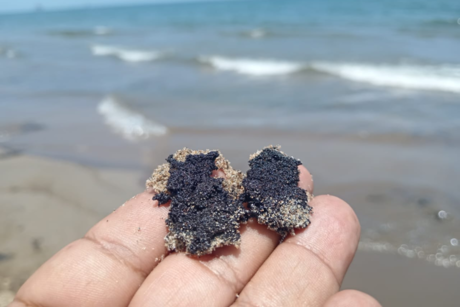 Recala petróleo crudo en playa en Paraíso Tabasco