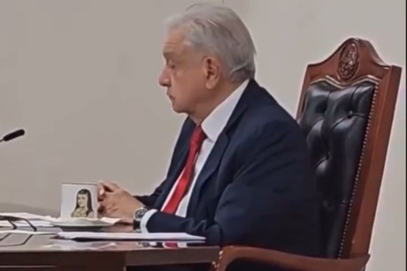 Captan a López Obrador durmiendo durante reunión de seguridad