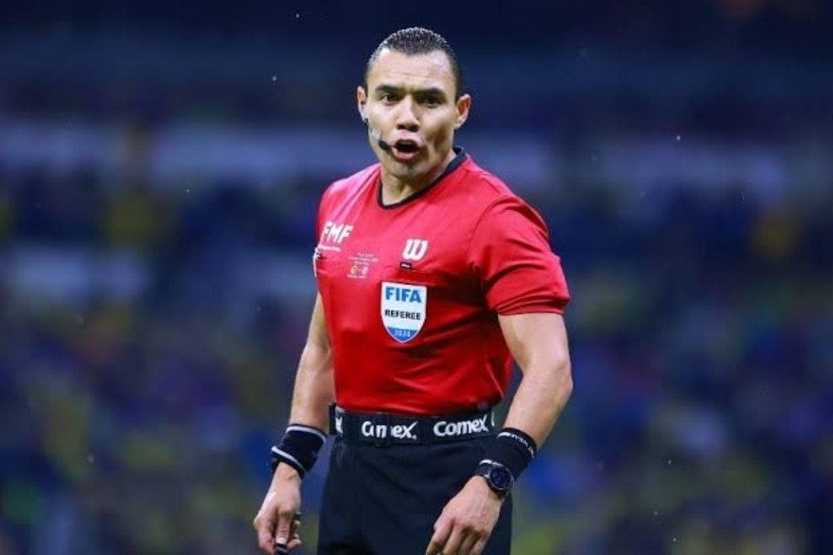 El 'Gato' Ortiz arbitrando partido de la Liga MX Foto: 'X'(Twitter) @Mauesgenialx