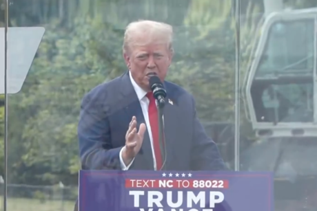 Donald Trump usa cristal antibalas en discurso tras atentado | VIDEO