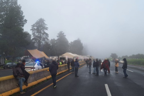 Continúan bloqueos en la autopista México-Puebla, se cumplen 20 horas