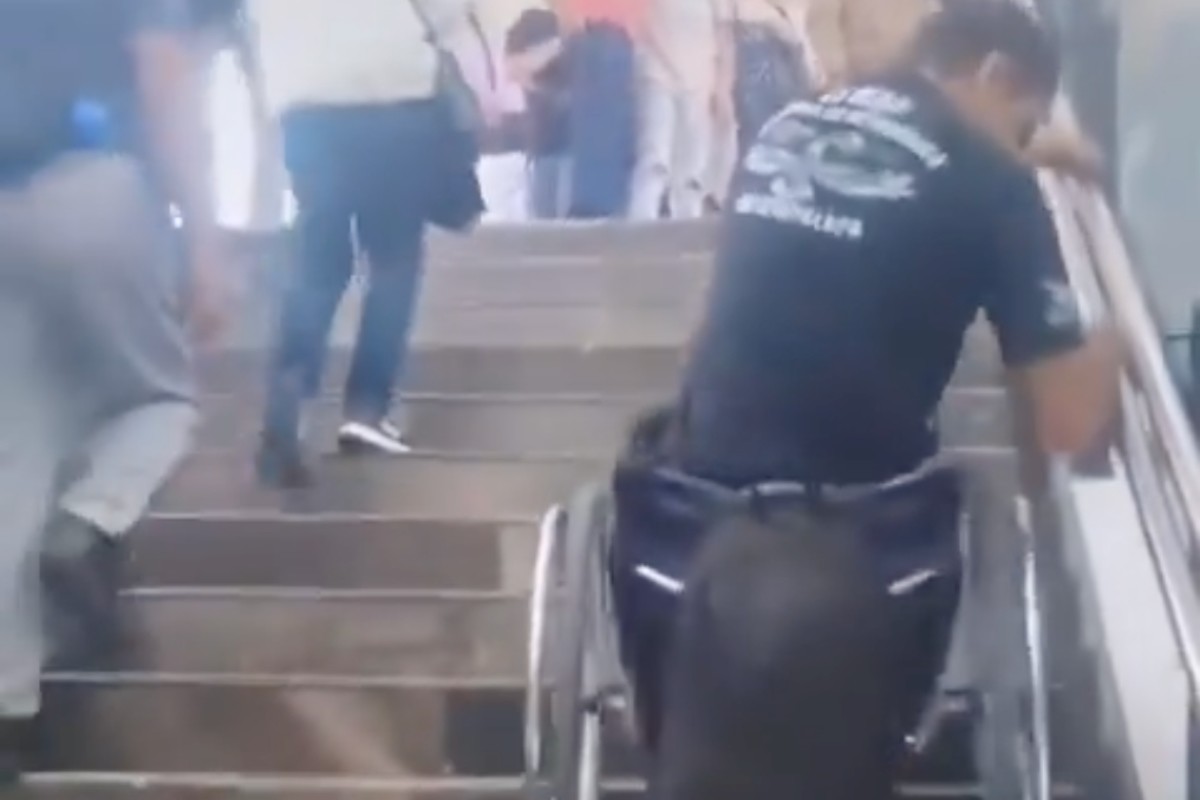 El hombre bajó por las escaleras sobre su silla de ruedas Foto: 'X'(Twitter) @viral_metro