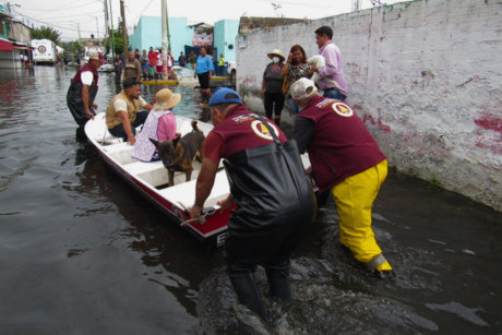 Vecinos de Chalco cumplen 20 días bajo aguas negras, reclaman a Delfina Gómez