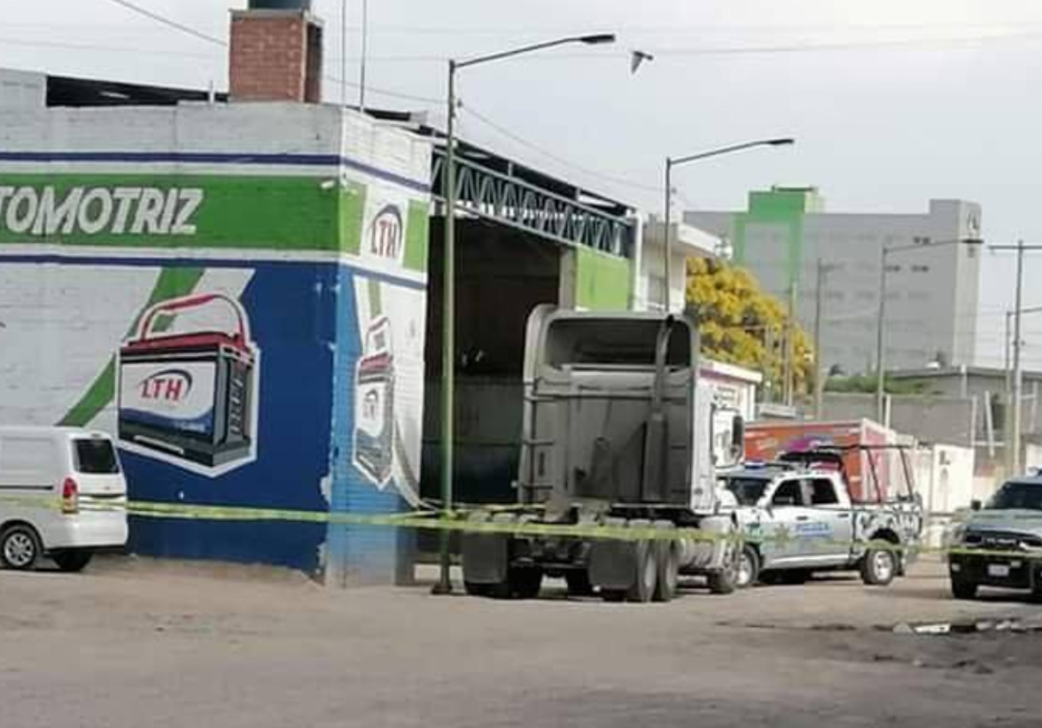 Un taller mecánico en Celaya fue el escenario de un ataque armado que dejó cuatro muertos y dos heridos. La policía investiga el motivo detrás de este violento acto. Foto: Redes