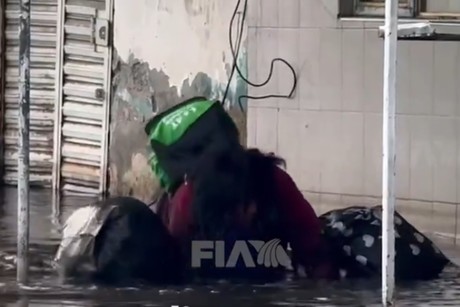 Mujer cae en aguas negras en Valle de Chalco y desata burlas en redes