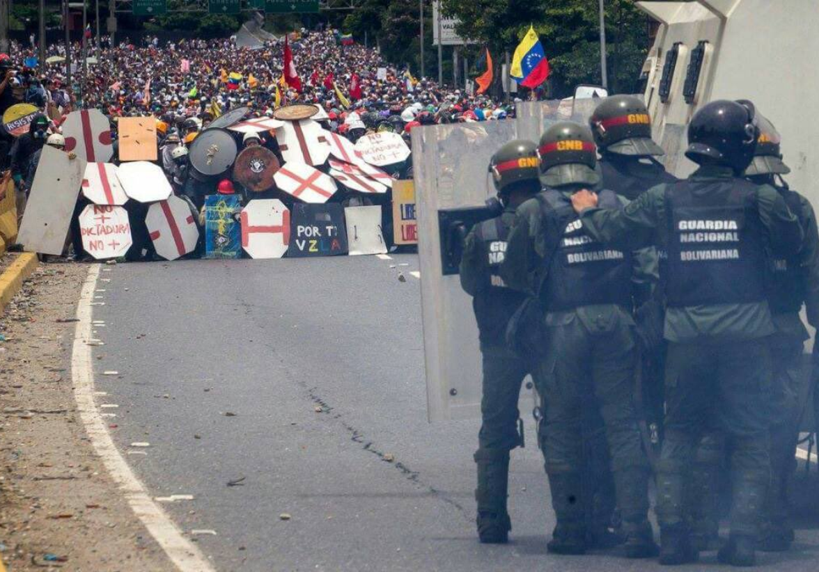 Las protestas en Venezuela tras la proclamación de Nicolás Maduro como ganador de las elecciones presidenciales han dejado más de 1,200 detenidos esta semana, según el mandatario. Foto: X @Andry_Forrester