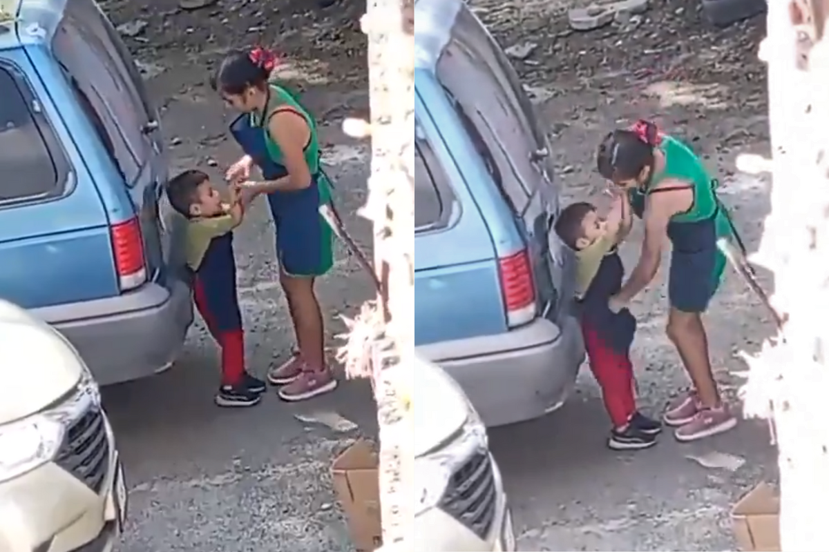 Momentos en donde la mujer agrede al menor detrás de una camioneta. Foto: Especial