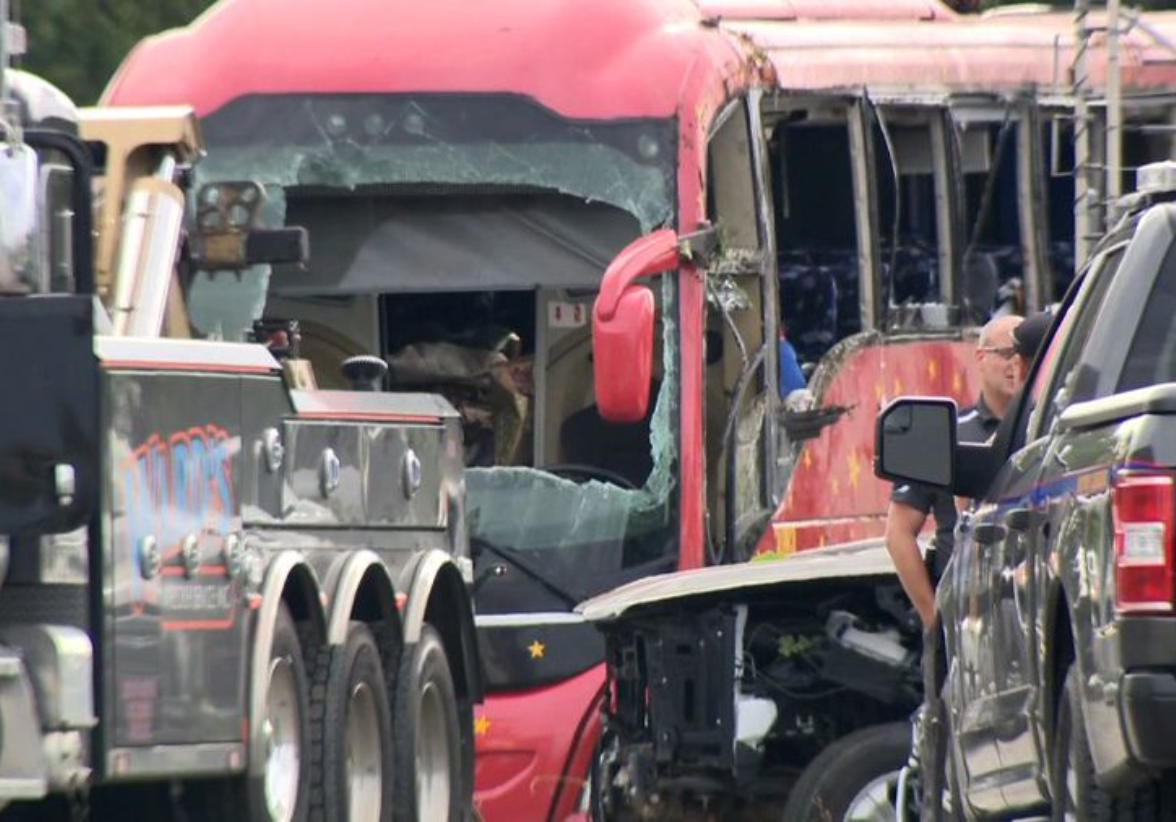 Un trágico accidente de autobús en Mississippi dejó siete muertos y varios heridos. El autobús, operado por la empresa mexicana Autobuses Regiomontanos, volcó cerca de Vicksburg. Foto: Redes