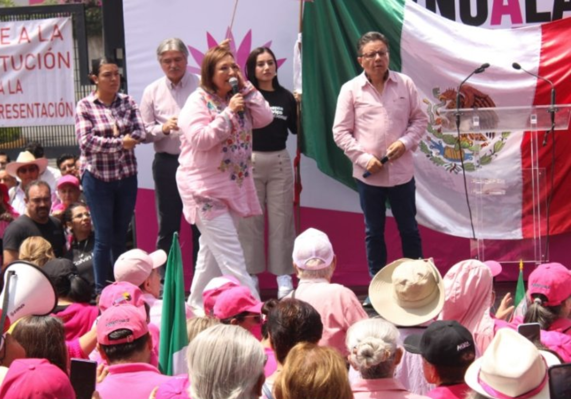 Líderes políticos y ciudadanos protestaron en el INE, denunciando la mayoría calificada de la coalición oficialista en el Congreso, y advirtieron sobre posibles reformas sin un debate adecuado. Foto: Redes