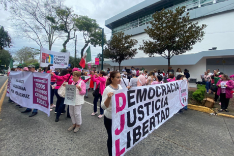 Protestan en Xalapa contra la sobrerrepresentación de MORENA