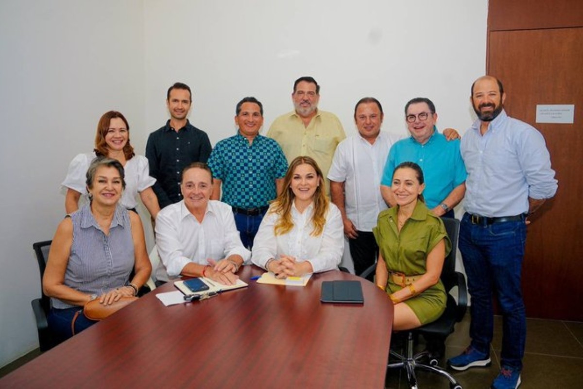 Cecilia Patrón junto a figuras de Mérida Foto: 'X'(Twitter) @CeciliaPatronL