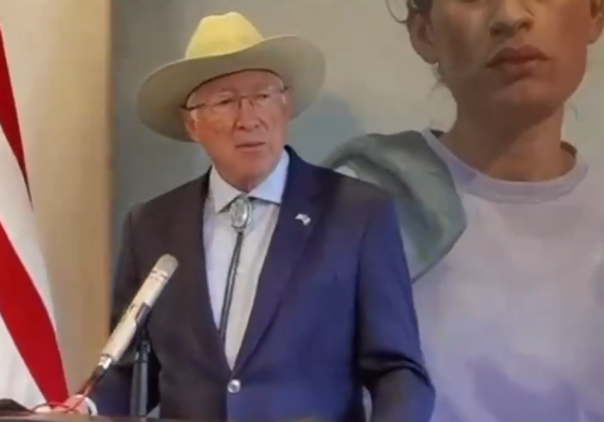 Ken Salazar, embajador de EE. UU. en México, mostró su apoyo a la reforma judicial impulsada por AMLO, argumentando que es esencial para fortalecer el sistema y acabar con la corrupción en los tribunales. Foto: Redes