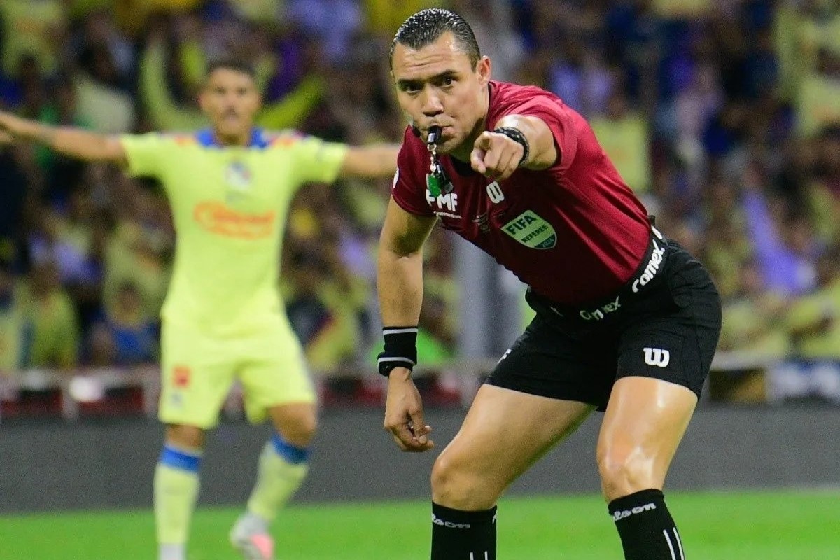 El 'Gato' Ortiz pitando un penalti a favor del América Foto: 'X'(Twitter) @TheKyo_X