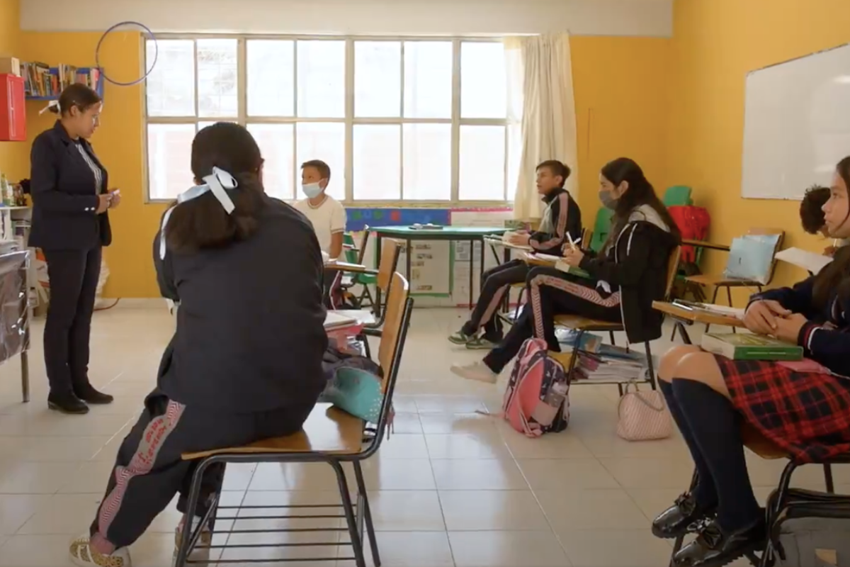 Estudiantes tomando clase dentro del aula. Captura de pantalla / X (@SEP_mx)