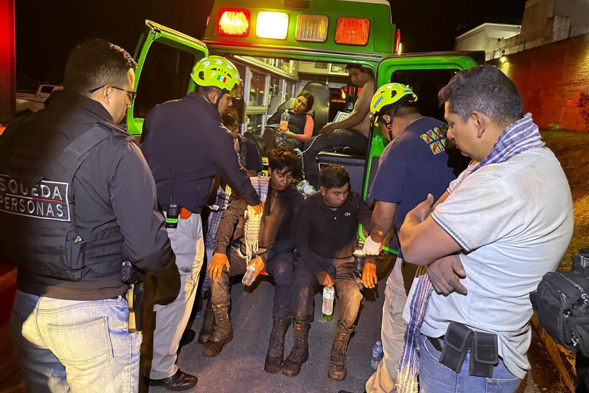 Los policías comunitarios recibiendo atención médica. Foto: X / (@ARBedolla)