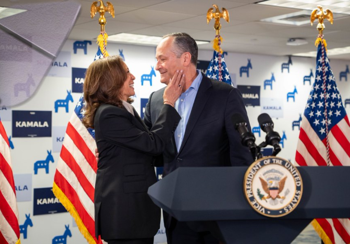 Kamala Harris tomará el escenario en Chicago esta noche para aceptar la nominación demócrata a la presidencia. Su discurso ofrecerá una visión positiva y patriótica, culminando en una celebración festiva. Foto: Redes