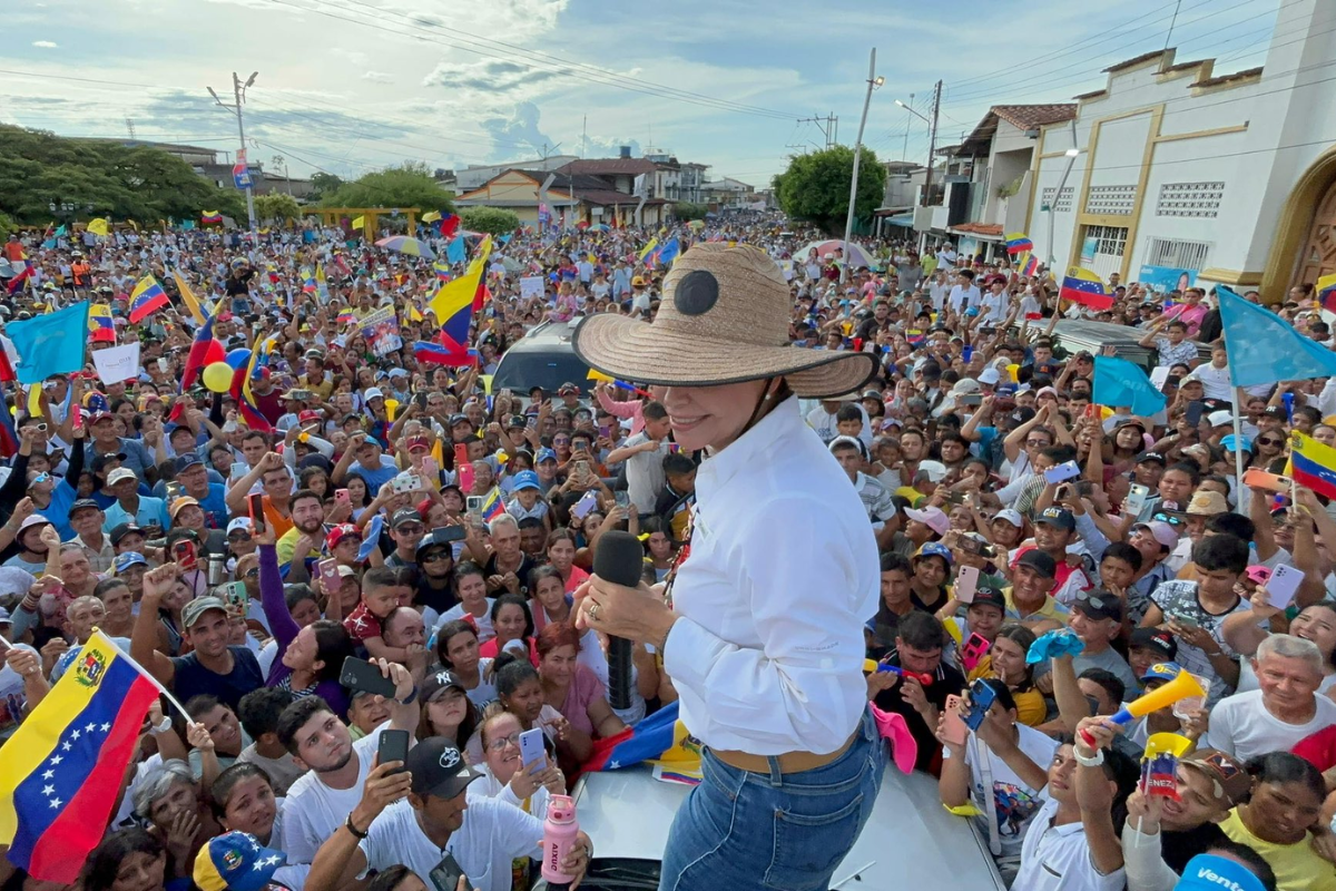 María Corina Machado en un evento político. Créditos: X @MariaCorinaYA.