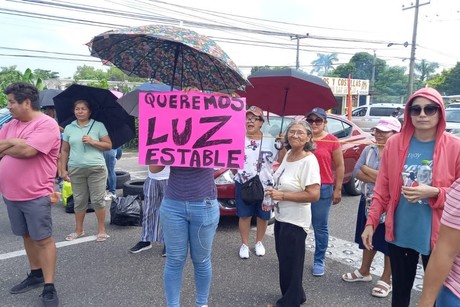 Bloquean carretera federal por apagones en Tabasco