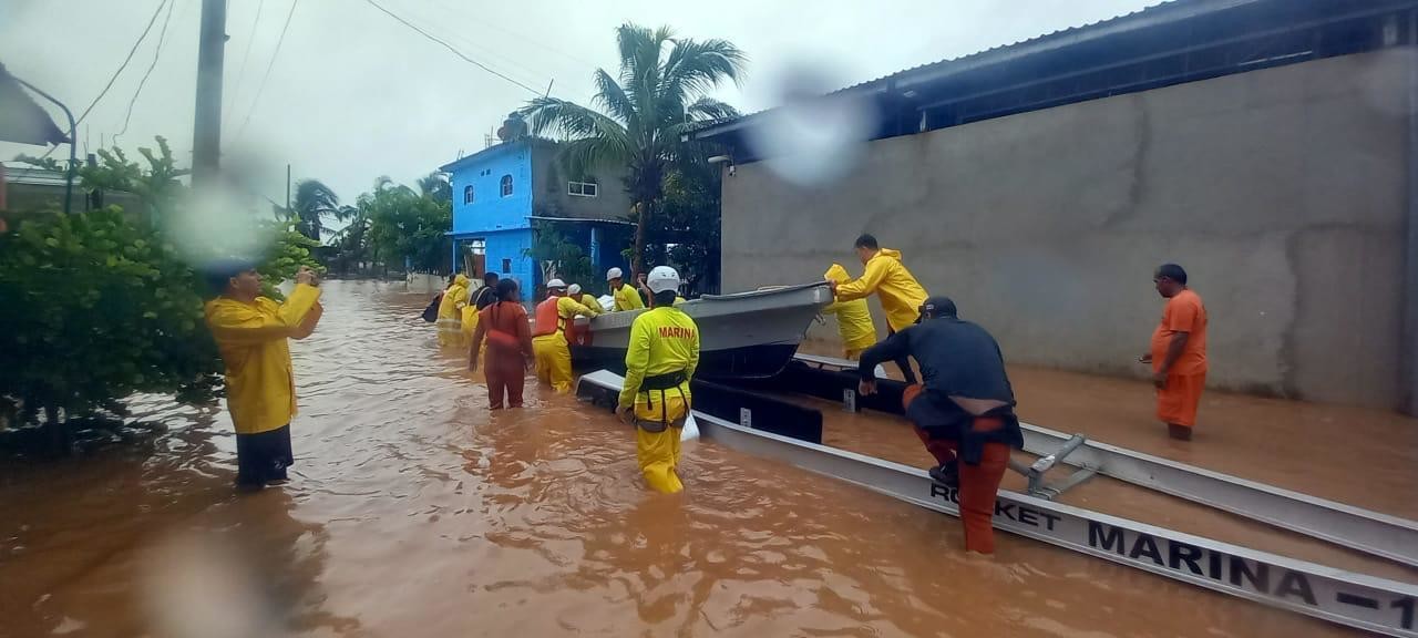 Mil 300 personas  han sido evacuadas en la zona conurbada de Acapulco, Guerrero. Foto: SEMAR.