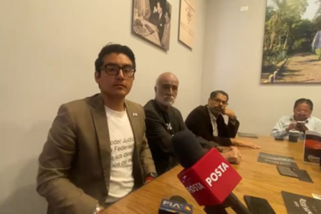 Abogado acusado de lanzar botella a AMLO se esconde por temor a su vida