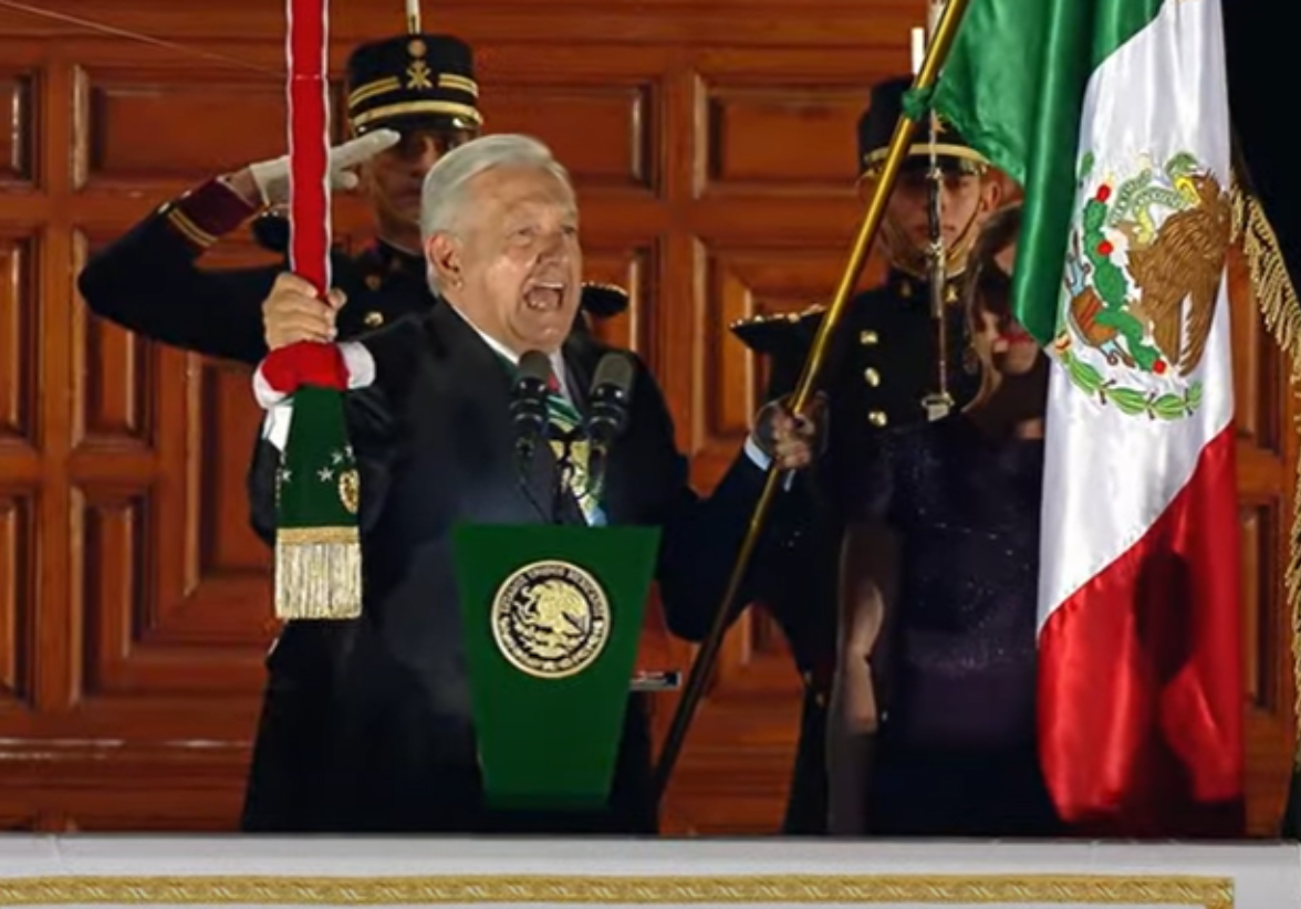 Con el Zócalo abarrotado y una atmósfera de celebración, el presidente AMLO dio su último Grito de Independencia, cerrando su participación en esta histórica ceremonia que reúne a millones de mexicanos. Foto: Cortesía Gobierno de México