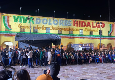 Dolores Hidalgo celebra el Grito con fuegos artificiales y música de Nodal