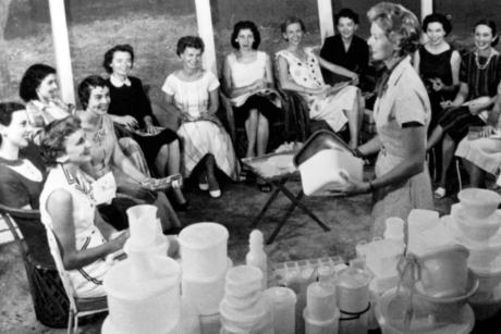 ¿Las primeras nenis fueron en los 50s? Así eran las 'fiestas Tupperware'