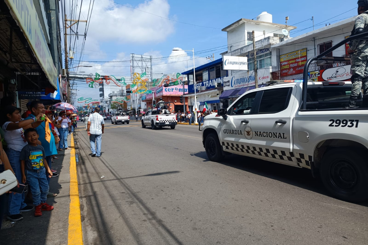 Ciudadanos de Tabasco viendo pasar a elementos de la Guardia Nacional en desfile del 16 de septiembre en Tabasco. Foto: Armando de la Rosa